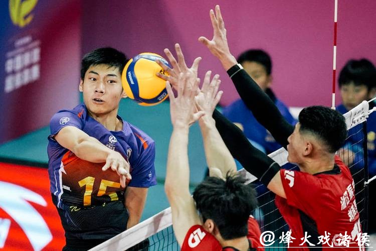 19岁“小孩哥”王泊涵接过金牌教头沈琼15号球衣，中国男排主攻线新星诞生
