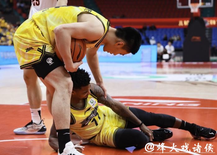 吉林男篮遭遇广东男篮惨烈失利 威尔逊苦战独得35分无奈回天乏力 吉林男篮遭遇广东男篮惨烈失利 威尔逊苦战独得35分无奈回天乏力